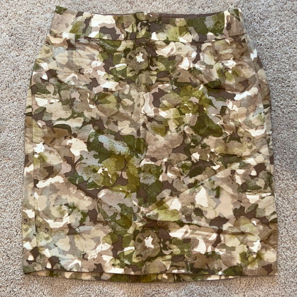Cute camo colored, floral pencil skirt from Banana Republic size 6 petite